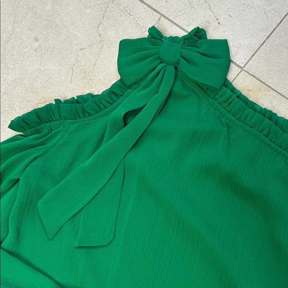 CeCe Green Women's Blouse One Side Cold Shoulder Top Medium - Picture 6 of 7